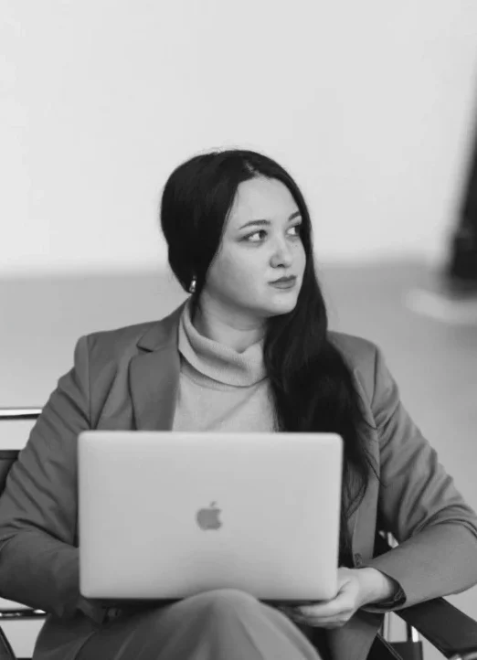 IT-юристка LM Business Solutions з ноутбуком